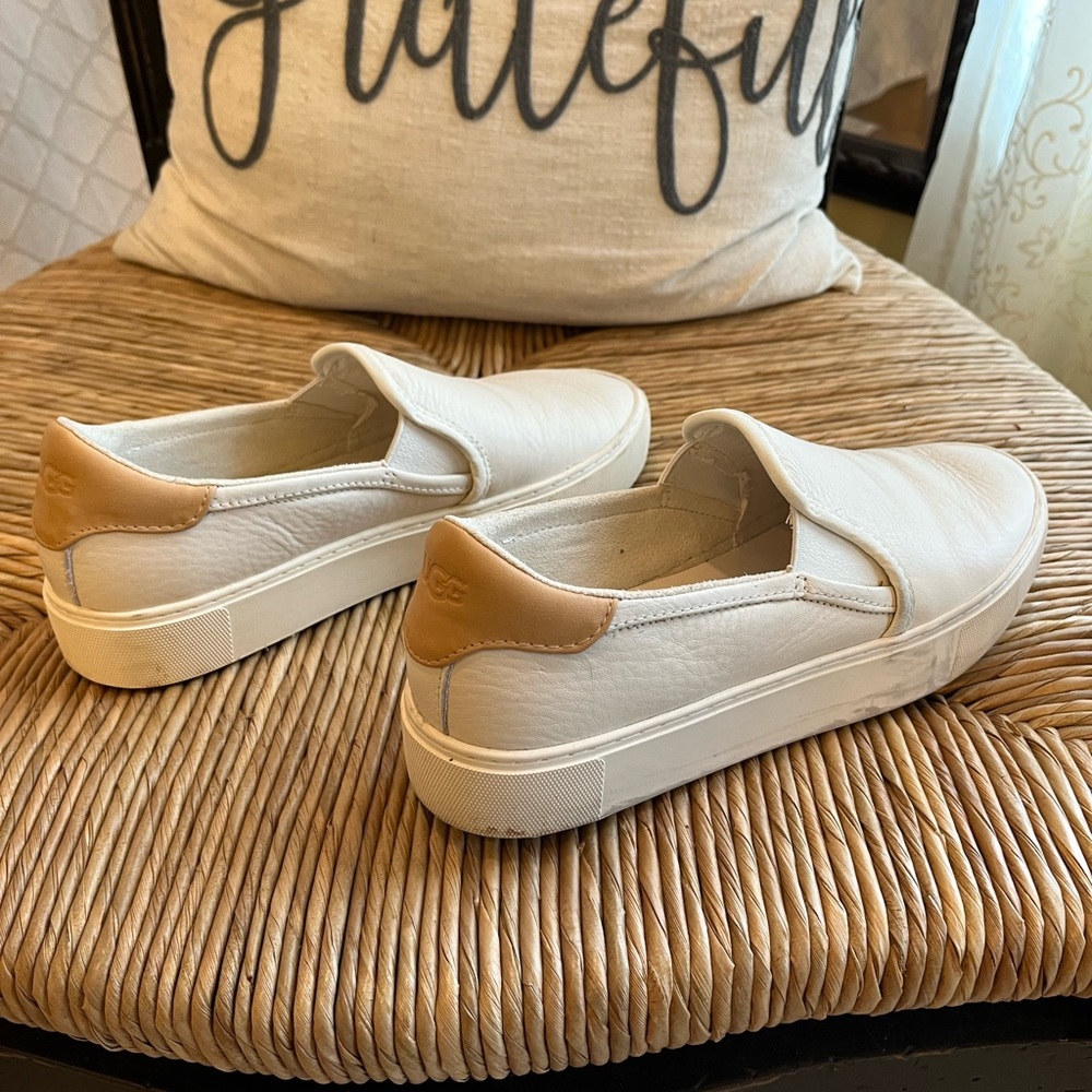 UGG WHITE LEATHER LOAFER